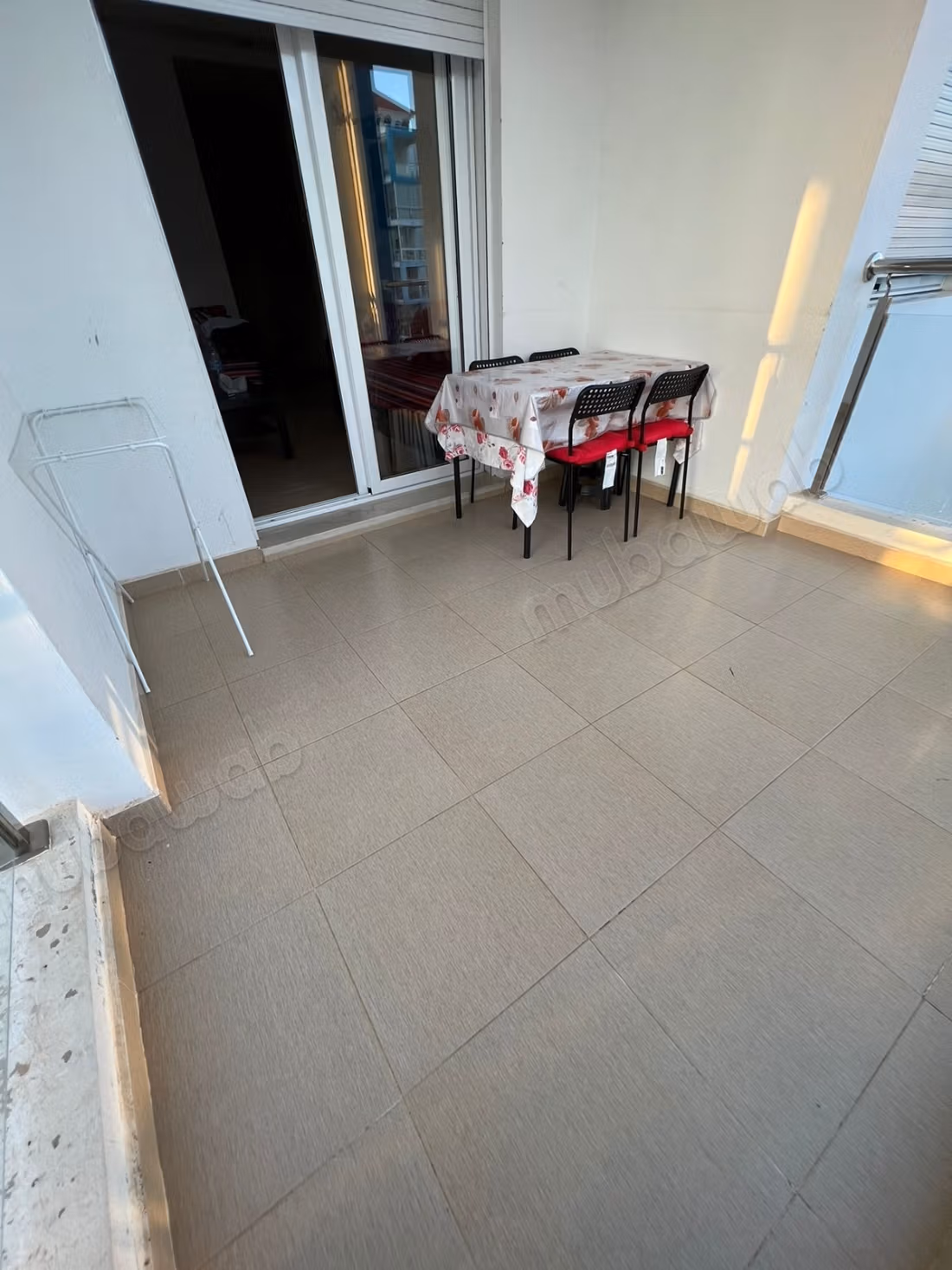 Appartamento con vista sulla piscina e giardino