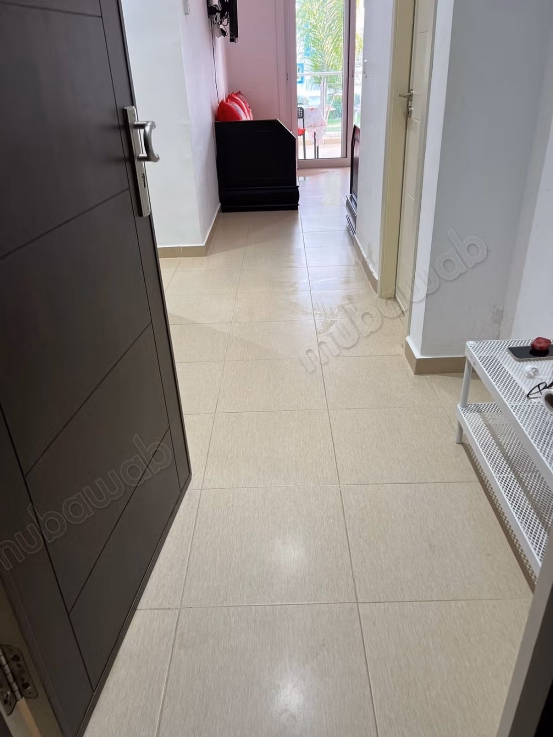 Appartamento con vista sulla piscina e giardino