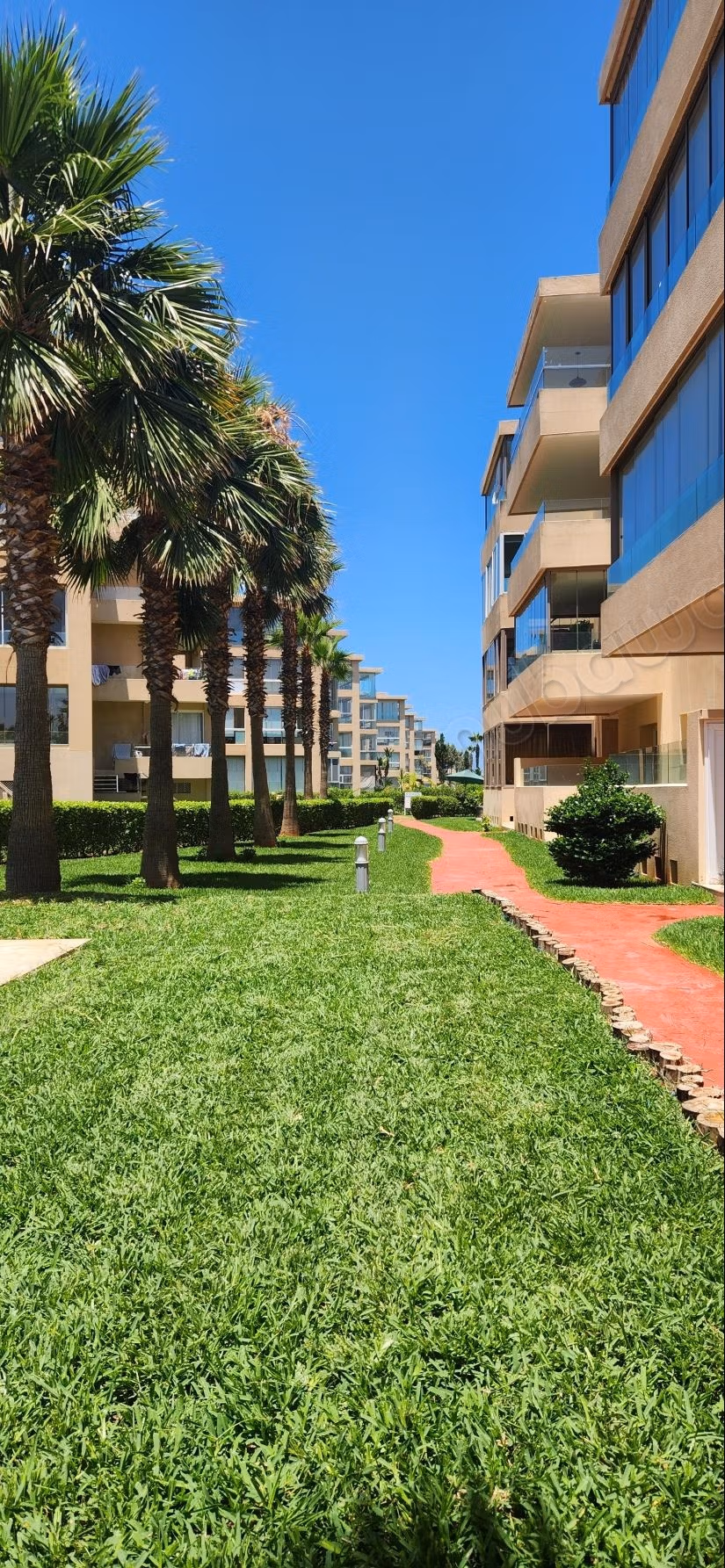 Bell'appartamento arredato con vista mare e piscina