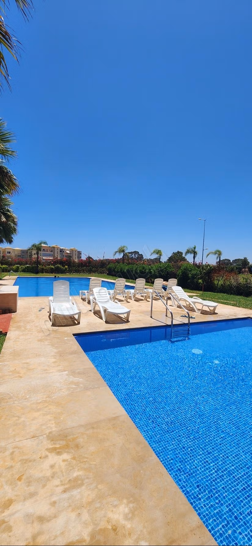 Bell'appartamento arredato con vista mare e piscina