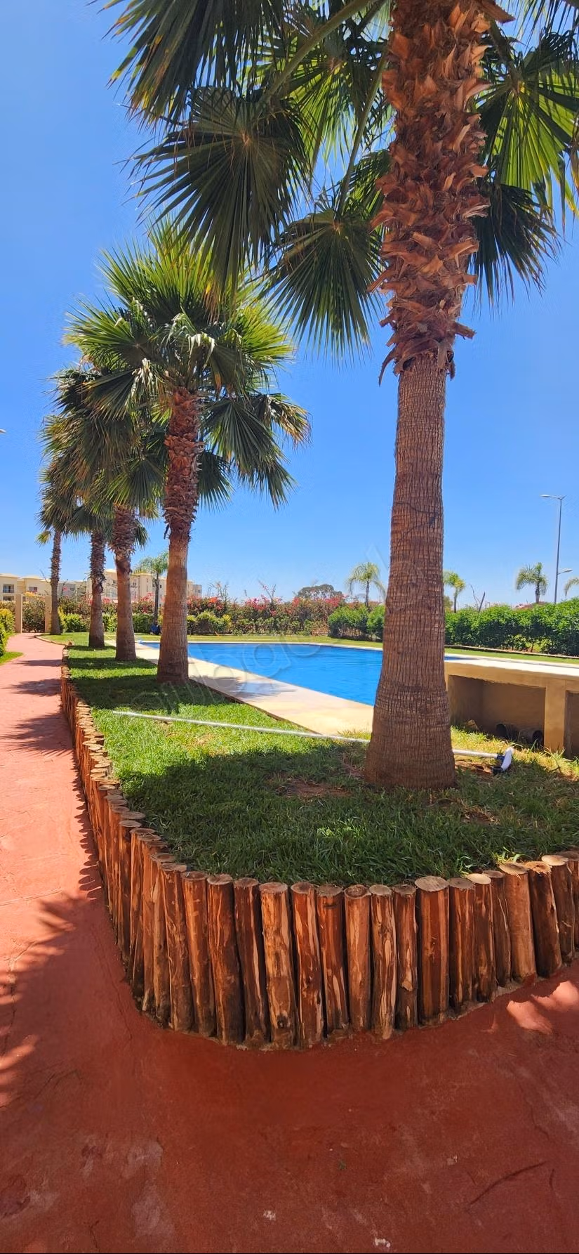 Bell'appartamento arredato con vista mare e piscina