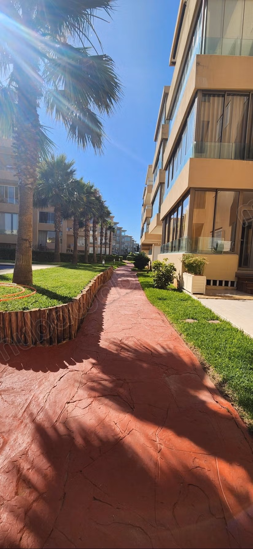 Bell'appartamento arredato con vista mare e piscina