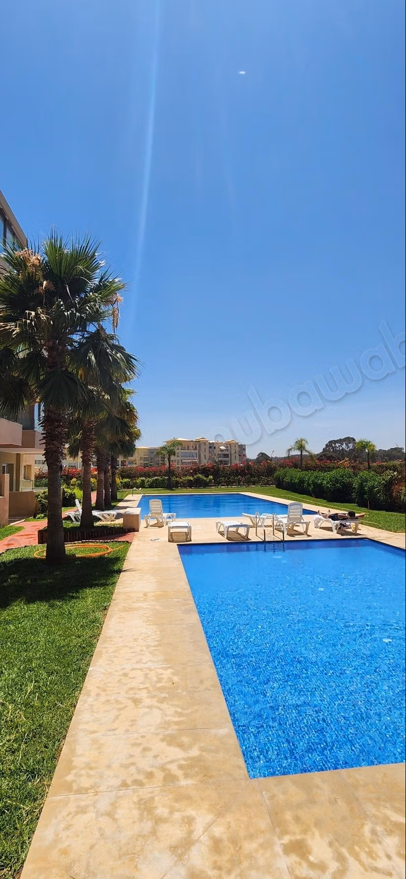 Bell'appartamento arredato con vista mare e piscina