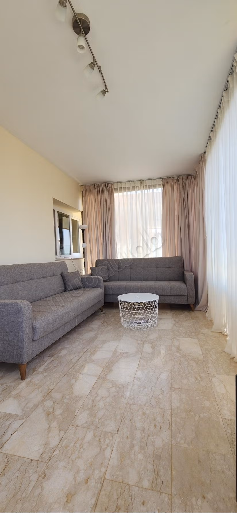 Bell'appartamento arredato con vista mare e piscina