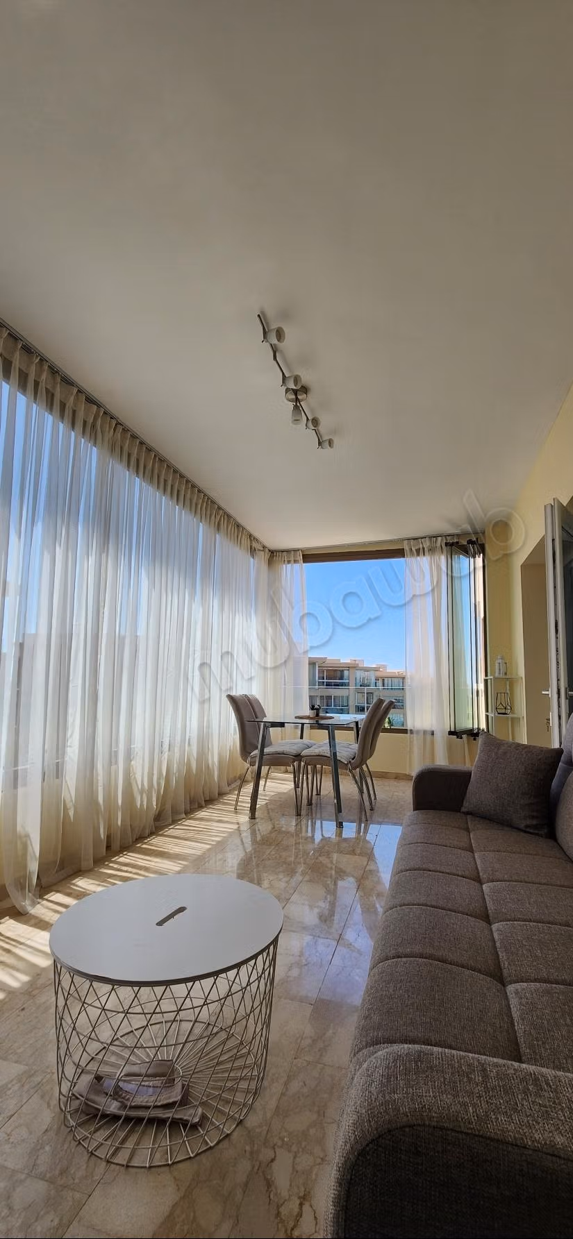 Bell'appartamento arredato con vista mare e piscina