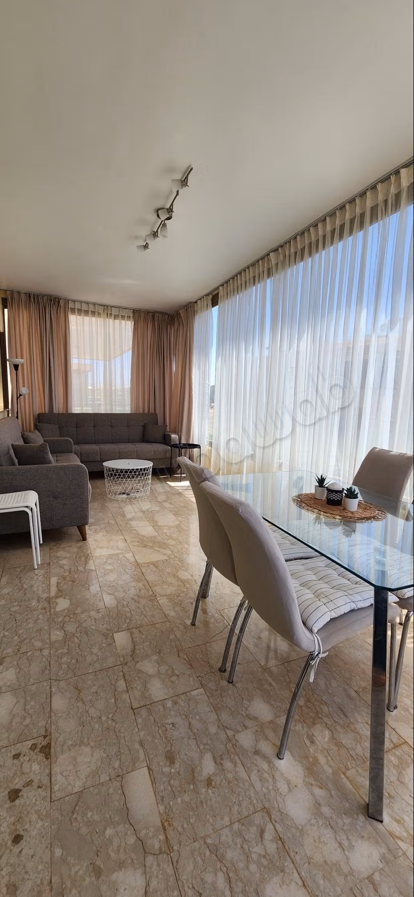 Bell'appartamento arredato con vista mare e piscina