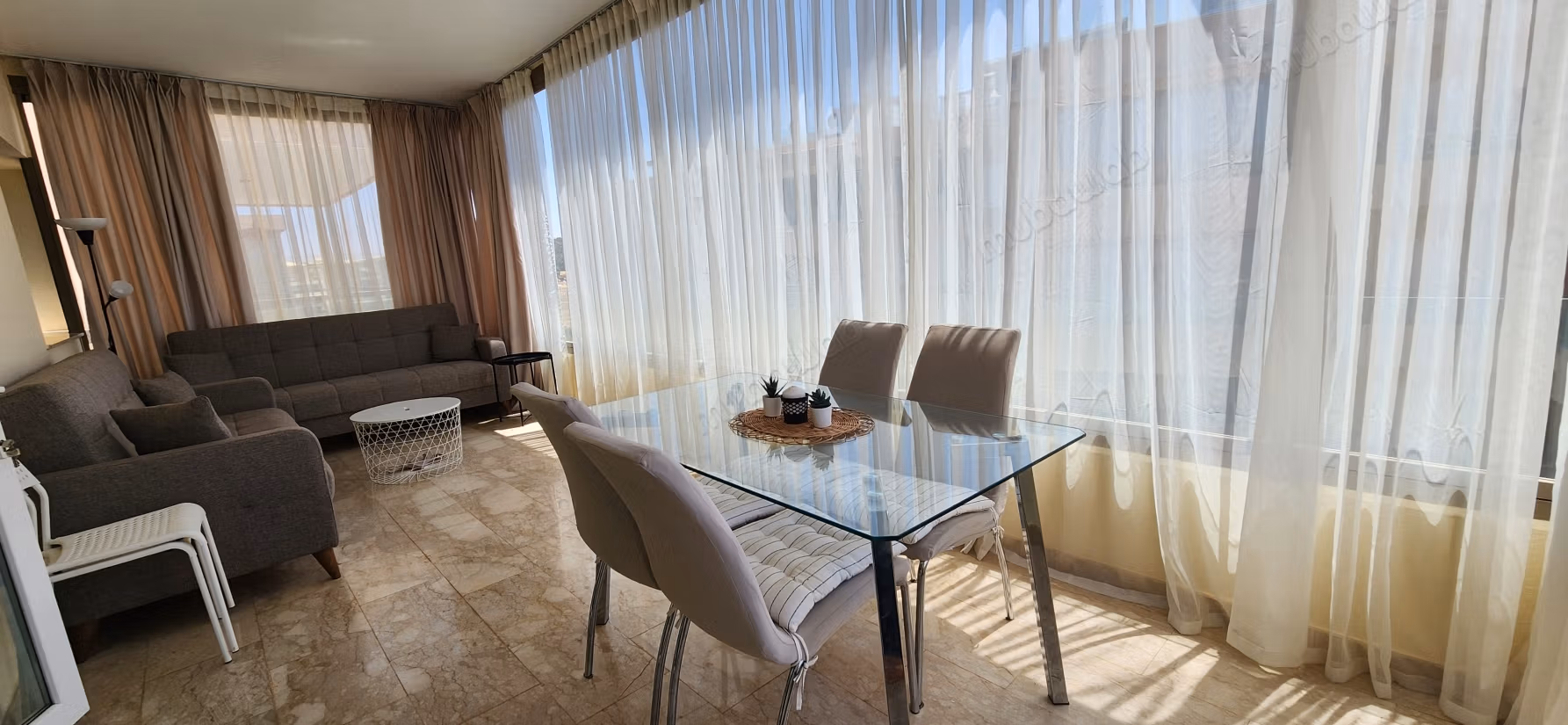 Bell'appartamento arredato con vista mare e piscina