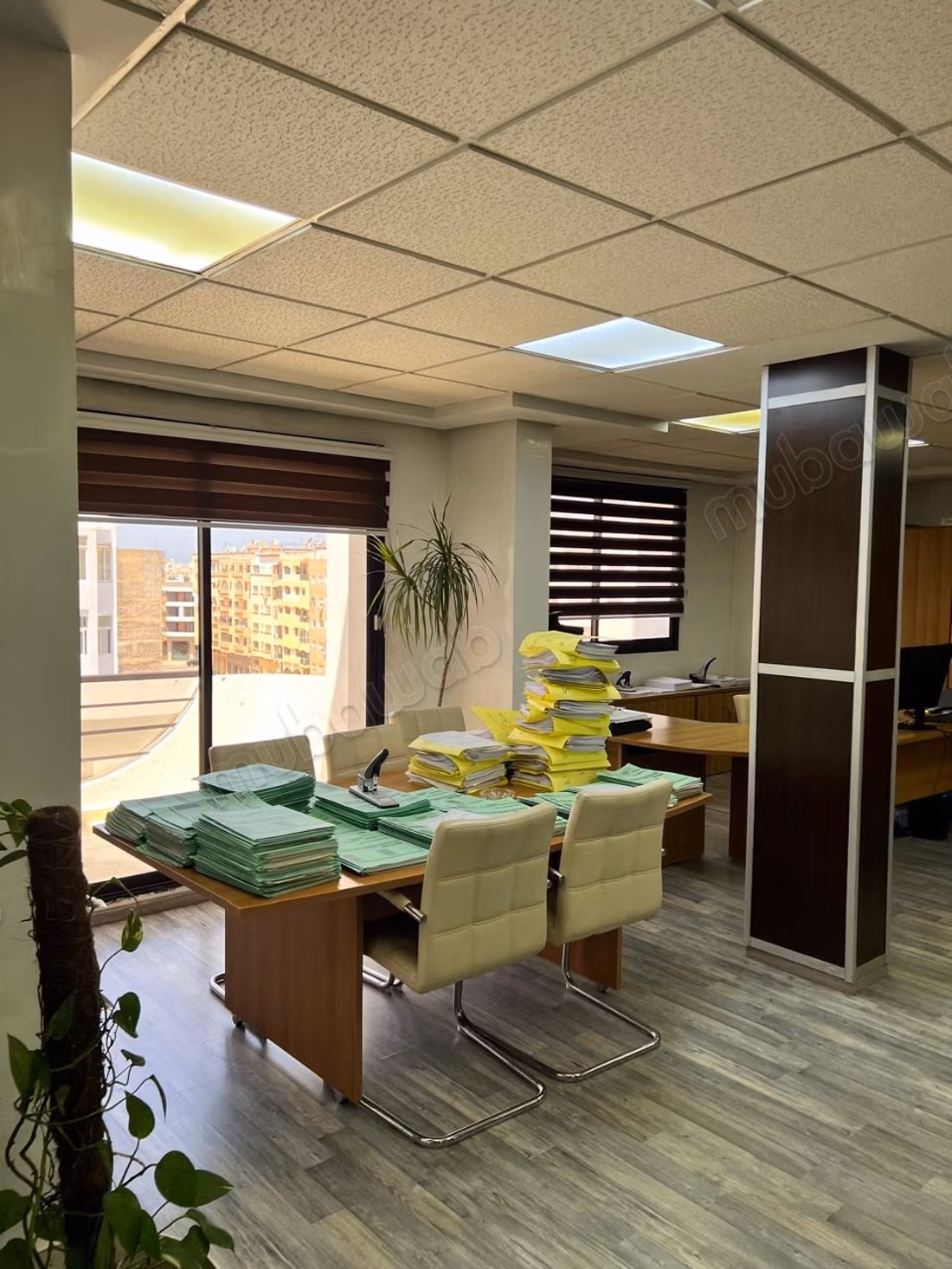 Plateau de bureau premium de 187 m aménagé et cloisonné en plein bld abdelmoumen mitoyen tramway