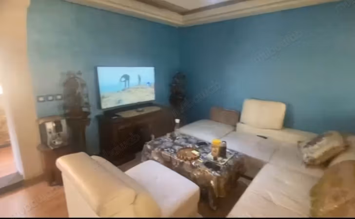 Bel appartement en location à Kébibat. Surface de 90 m². Bien meublé