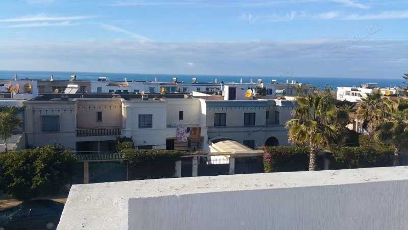 Luxe villa te huur in Hay Al Fath. Oppervlakte van 378 m². Adembenemend uitzicht op zee