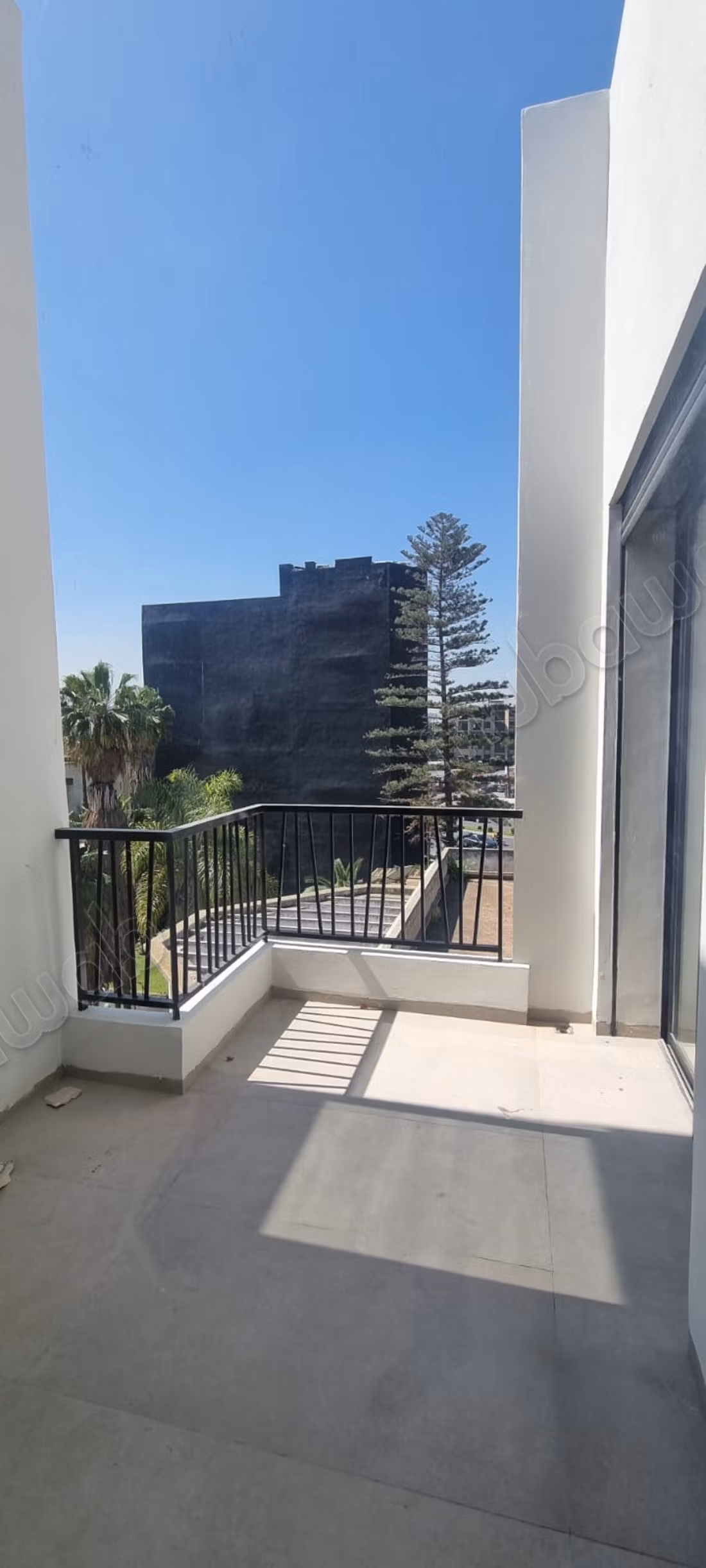 Studio neuf 45 m2 avec terrasse à l'oasis