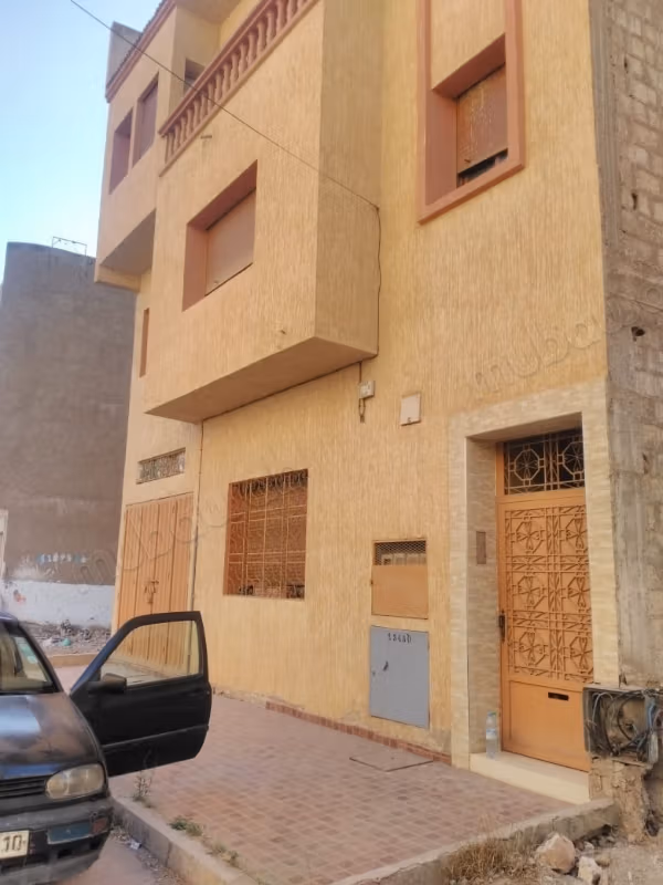 Insieme di due appartamenti e garage in vendita