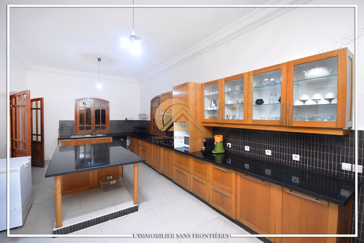 Villa meublée à vendre Route de l’Ourika, Marrakech – 1 hectare de terrain