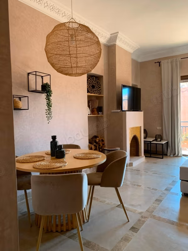 Superbe appartement à louer à Route de l'Ourika. 
2 grandes pièces. 
Tout confort avec cheminée et climatisation