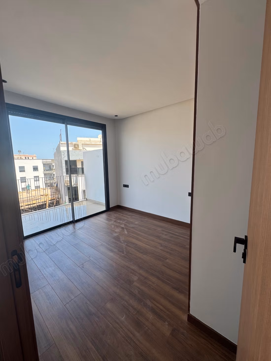 Superbo appartamento all'ultimo piano con terrazza in affitto vuoto a Ferme Bretonne Laya