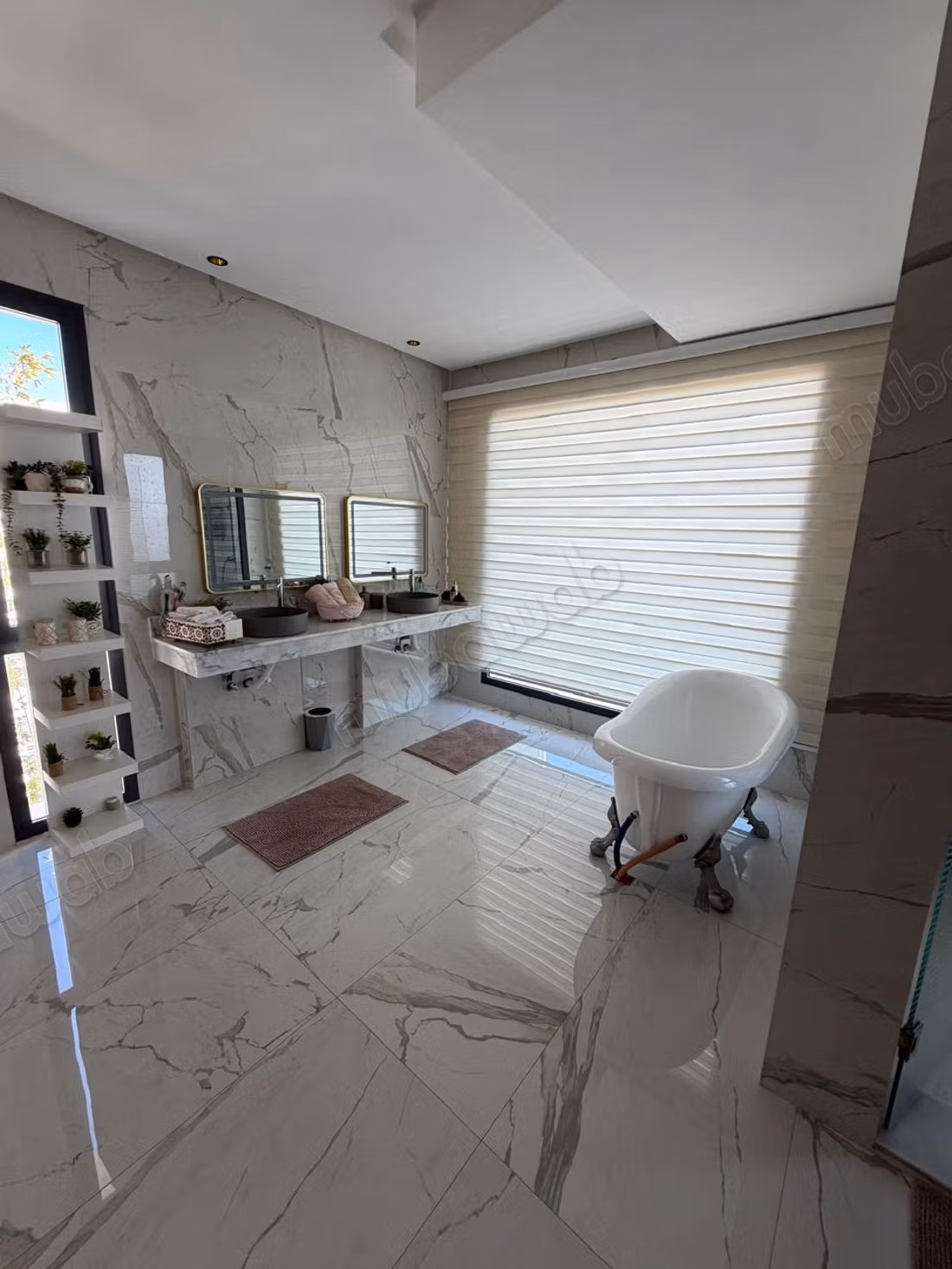 Magnificent villa for sale in El Menzeh. 4 pleasant bedrooms. Traditional Moroccan lounge, secure residence