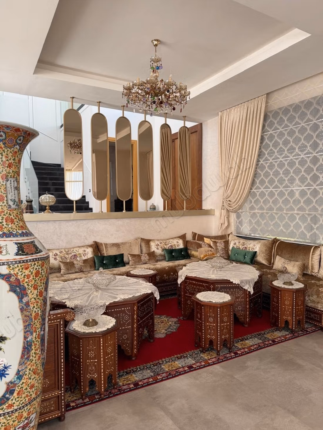 Magnificent villa for sale in El Menzeh. 4 pleasant bedrooms. Traditional Moroccan lounge, secure residence