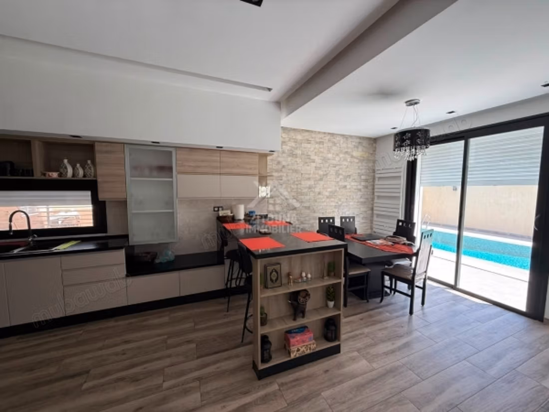 A vendre une villa avec piscine à Riadh Landlous