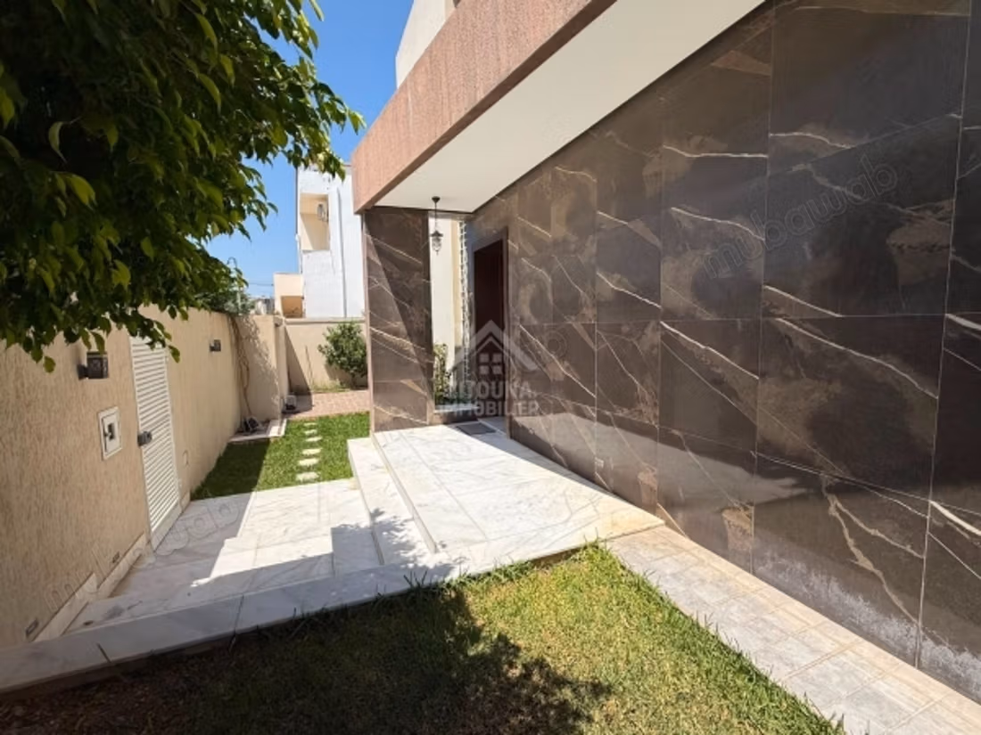 A vendre une villa avec piscine à Riadh Landlous