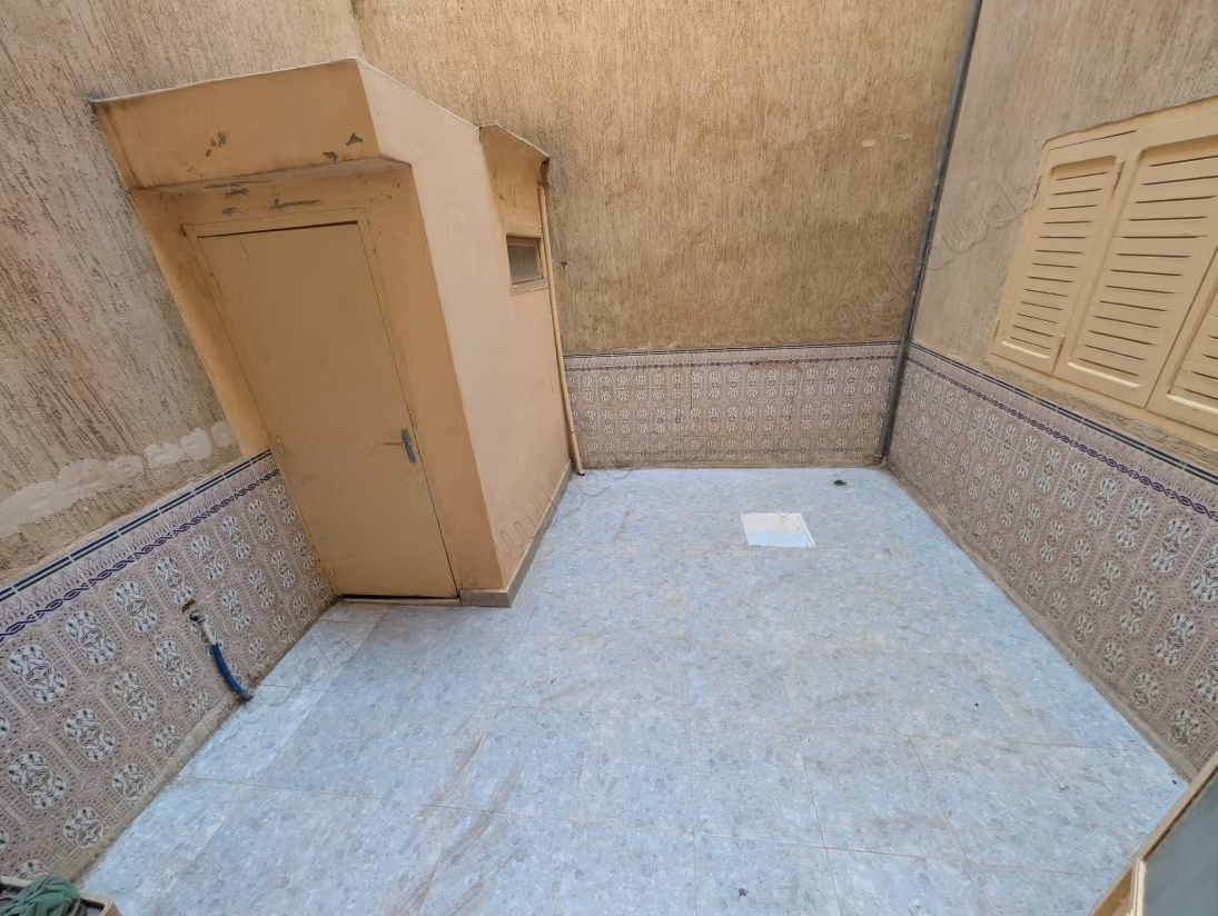 Casa di 110 m2 al suolo su 3 piani nel centro di Temara