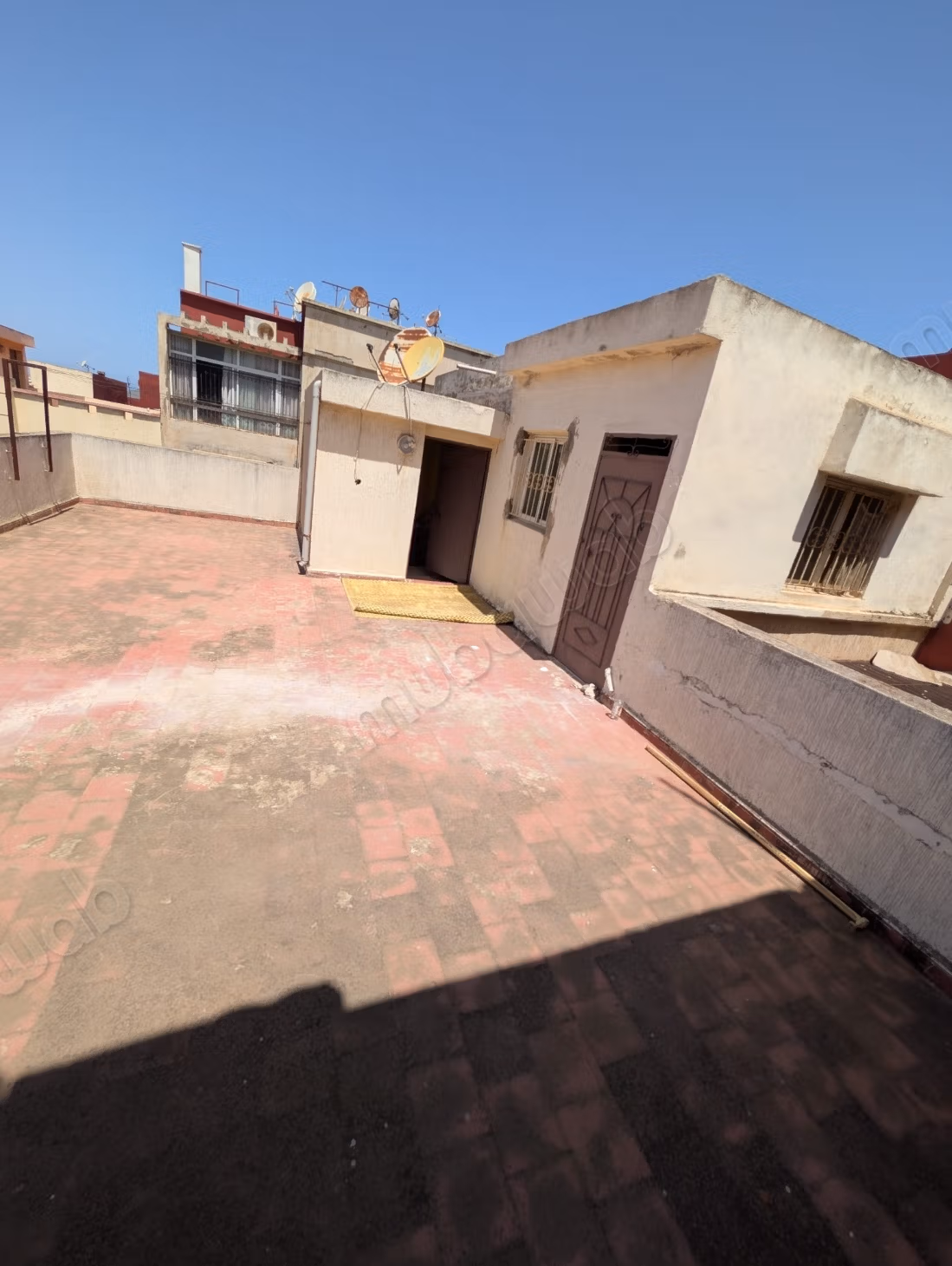 Casa di 110 m2 al suolo su 3 piani nel centro di Temara