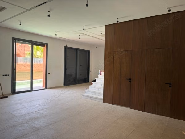 Villa contemporanea vuota. Strada di Casablanca