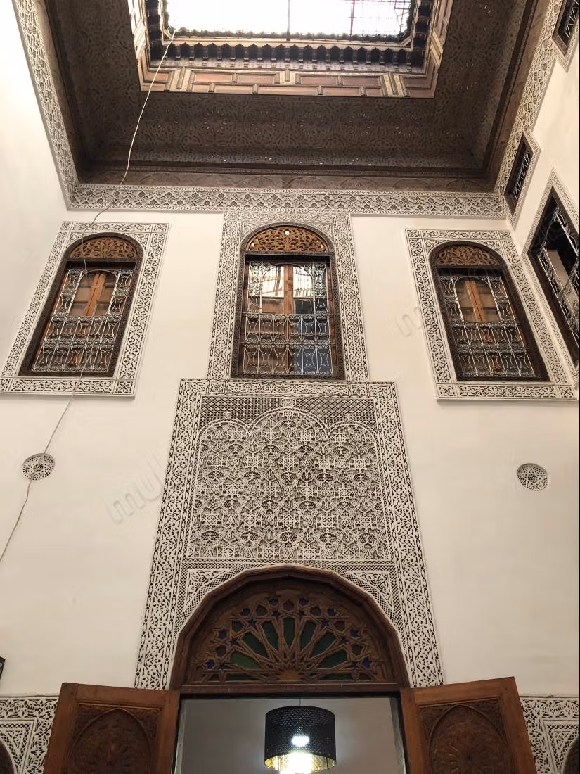 Oude riad met titel en gerenoveerd