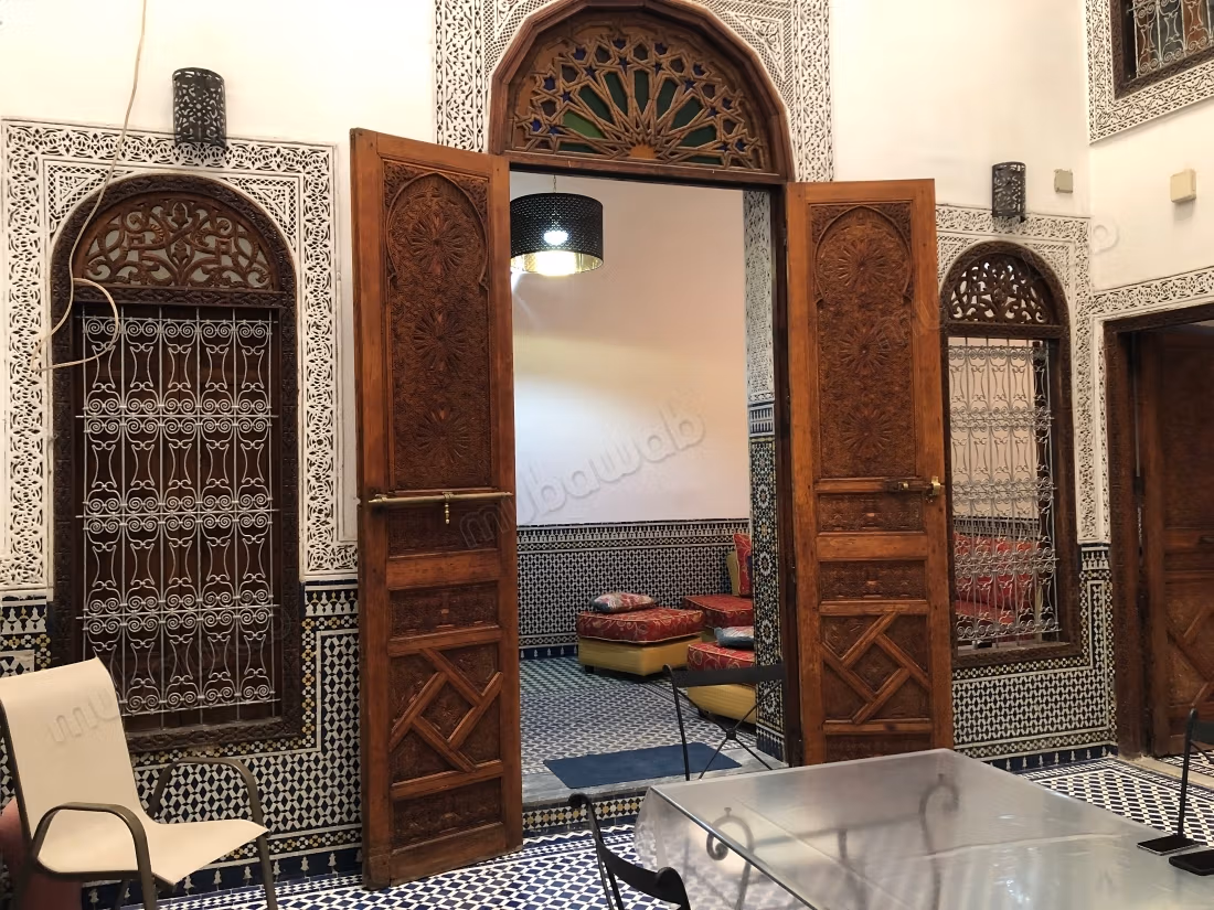 Oude riad met titel en gerenoveerd