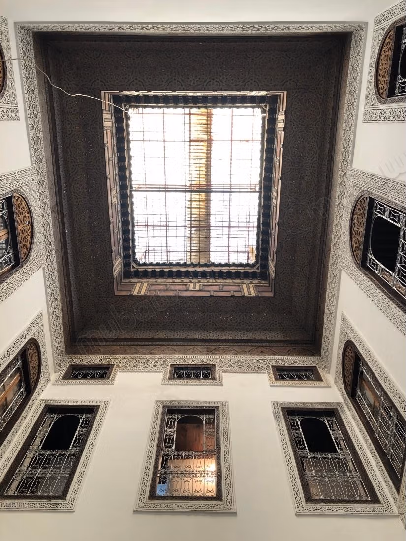 Oude riad met titel en gerenoveerd