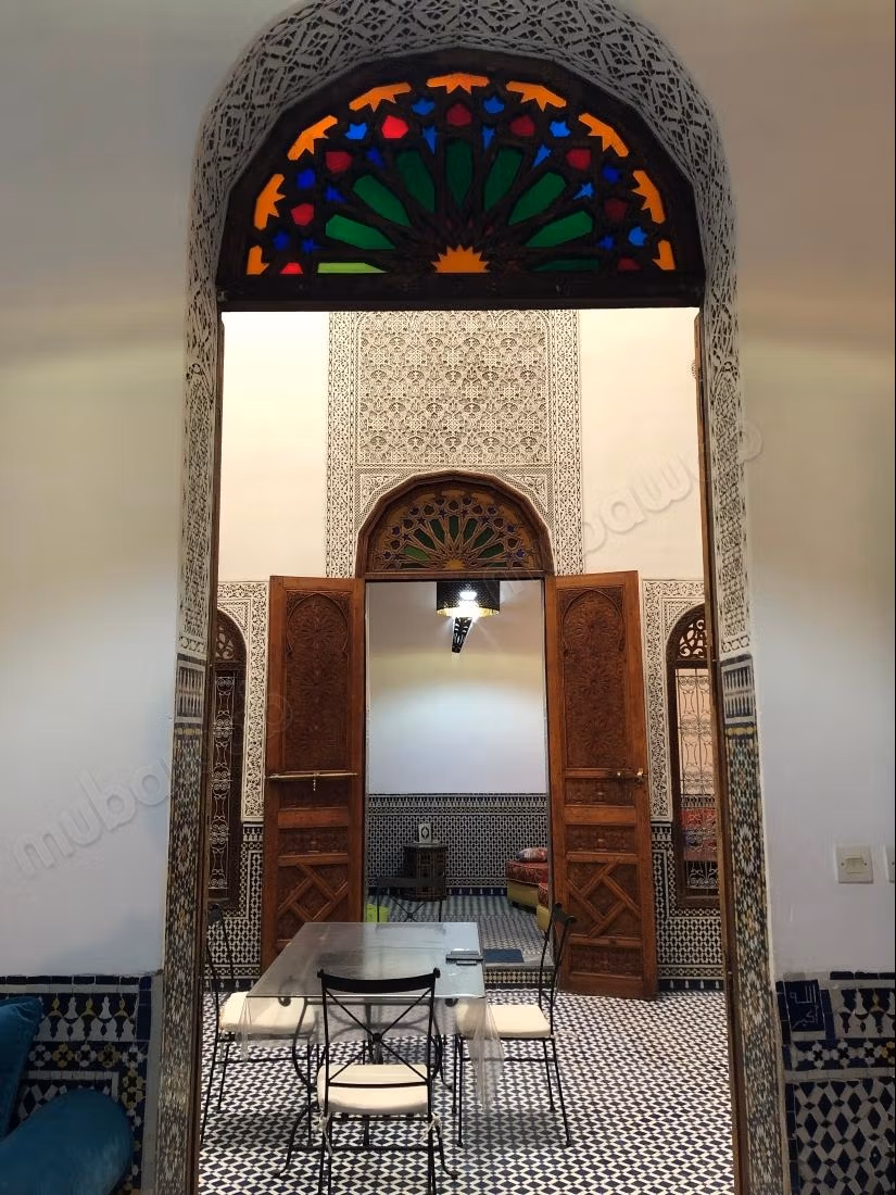 Oude riad met titel en gerenoveerd