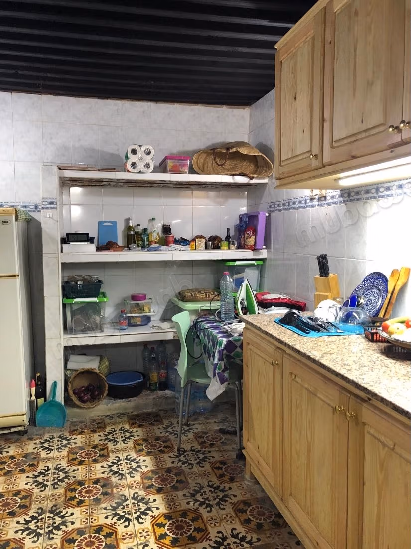 Oude riad met titel en gerenoveerd