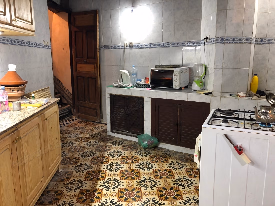 Oude riad met titel en gerenoveerd