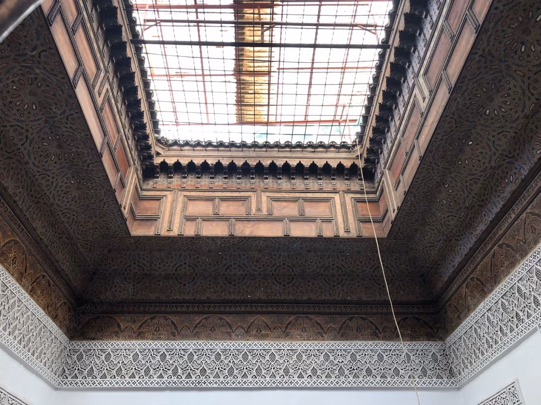 Oude riad met titel en gerenoveerd