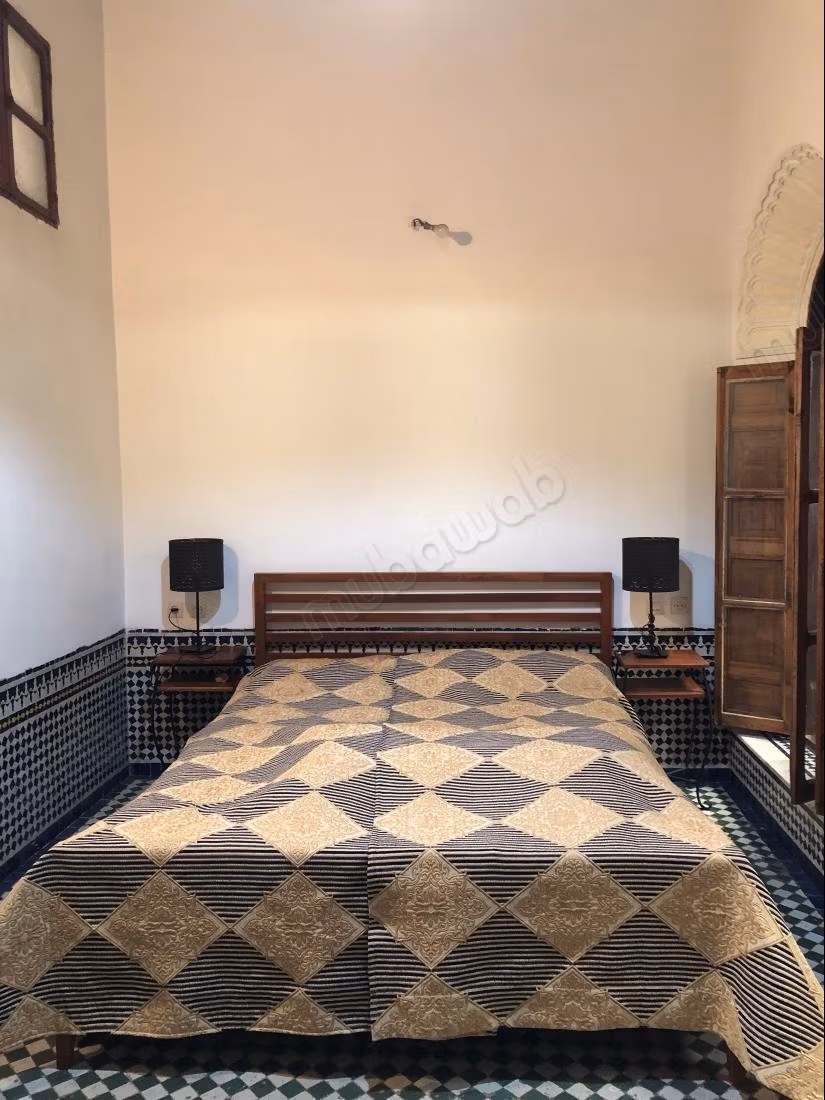 Oude riad met titel en gerenoveerd