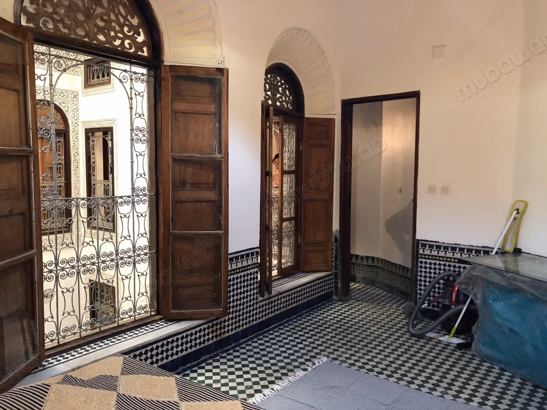 Oude riad met titel en gerenoveerd