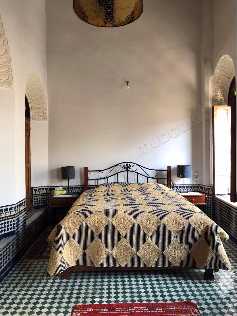 Oude riad met titel en gerenoveerd