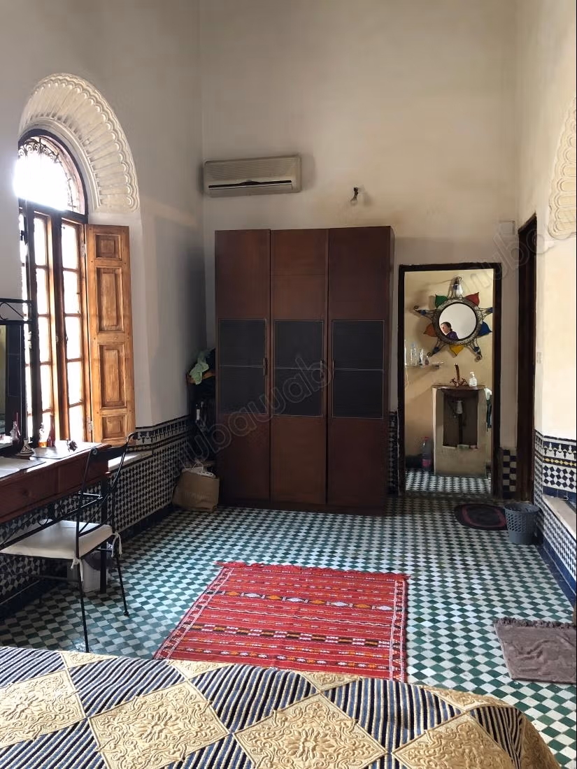 Oude riad met titel en gerenoveerd