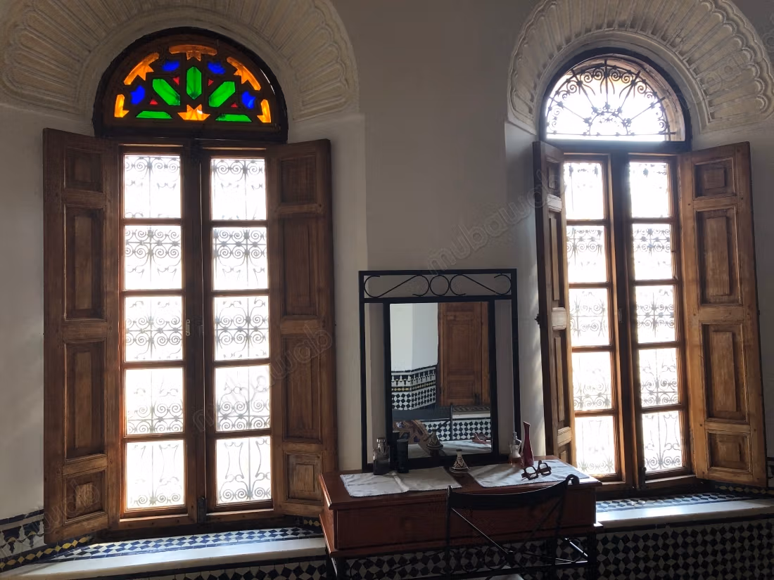 Oude riad met titel en gerenoveerd