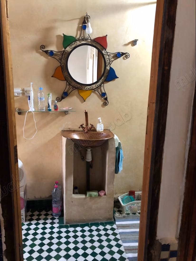 Oude riad met titel en gerenoveerd