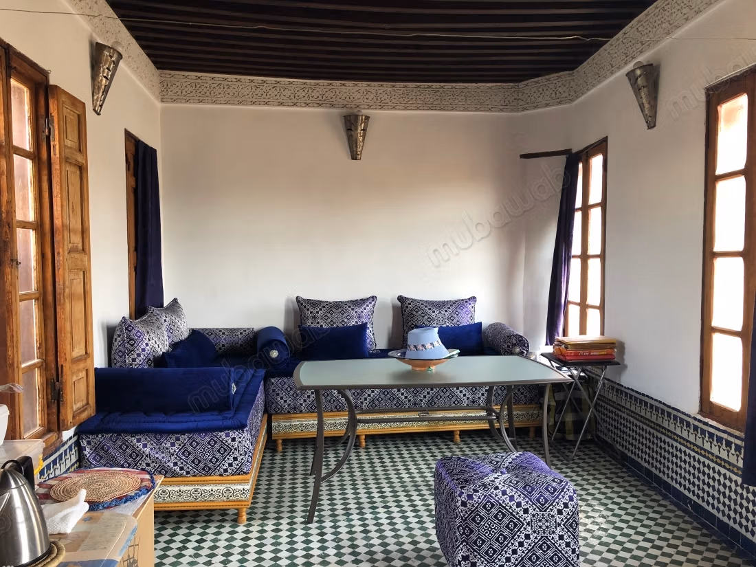 Oude riad met titel en gerenoveerd