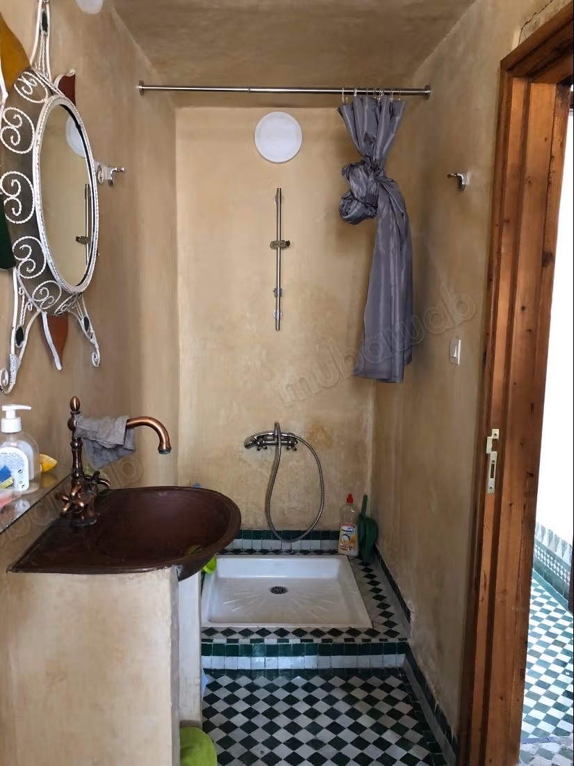 Oude riad met titel en gerenoveerd