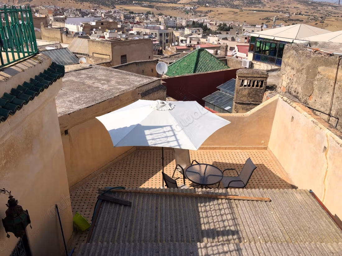 Oude riad met titel en gerenoveerd