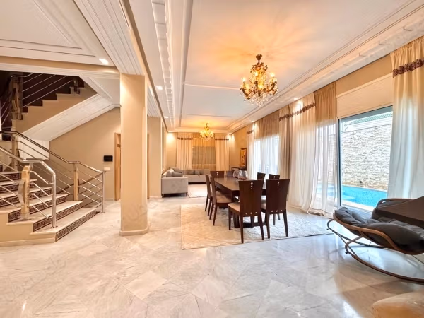 Villa de luxe à louer à Riyad. 
5 chambres. 
Meublé