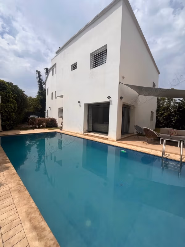 Magnifique villa vide ou meublé à louer à Polo. 
4 chambres piscine jardin
