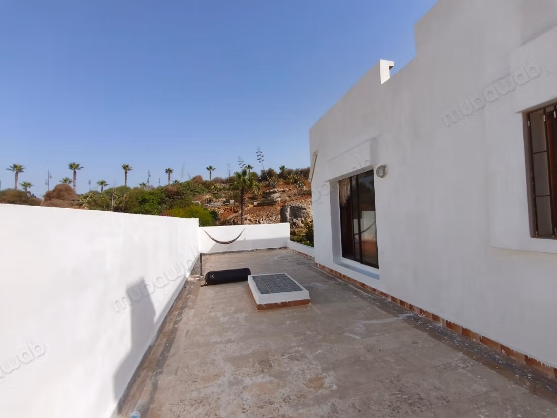 Seaside villa with great potential