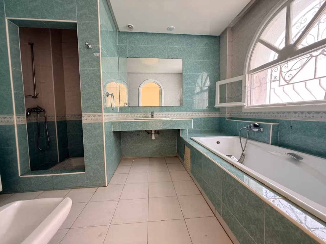 للإيجار - فيلا جميلة مع مسبح وتدفئة مركزية