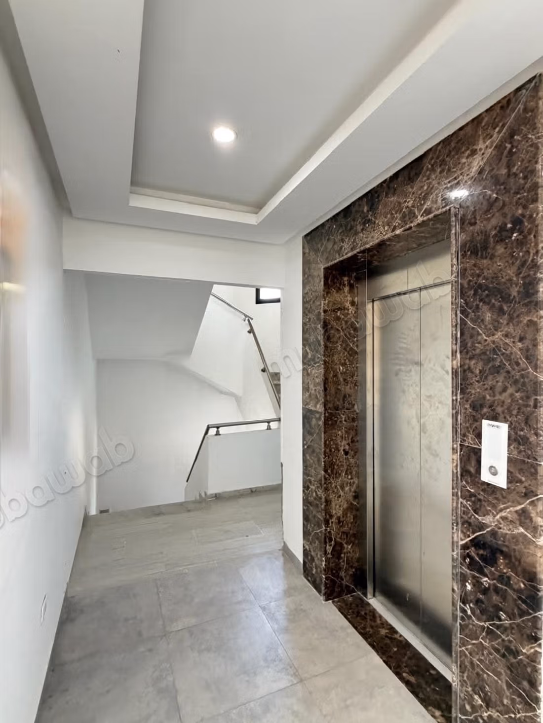 In affitto edificio moderno di 1100 m² a El Menzah 5