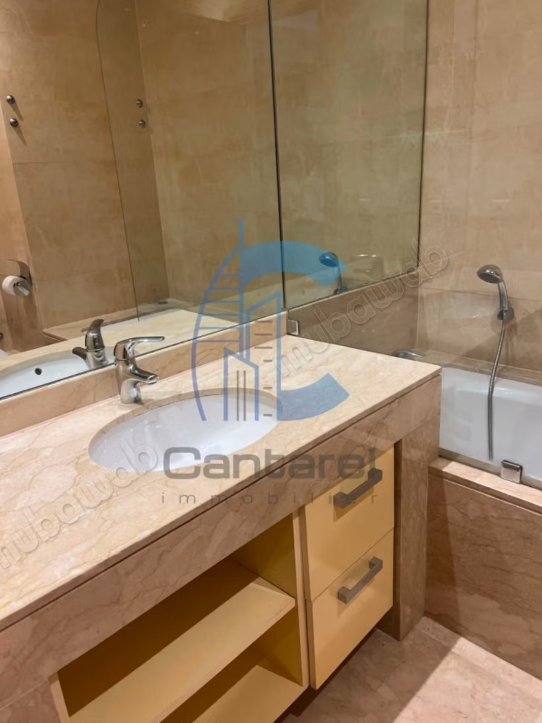 Empty apartment for rent in Maarif