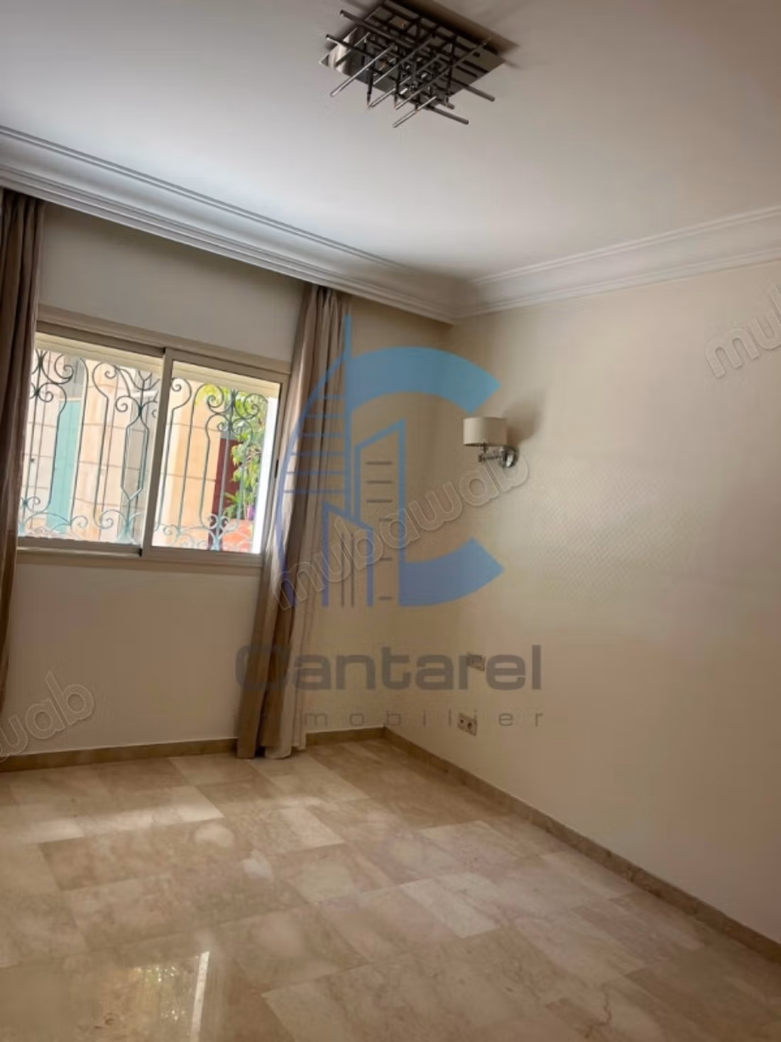 Empty apartment for rent in Maarif