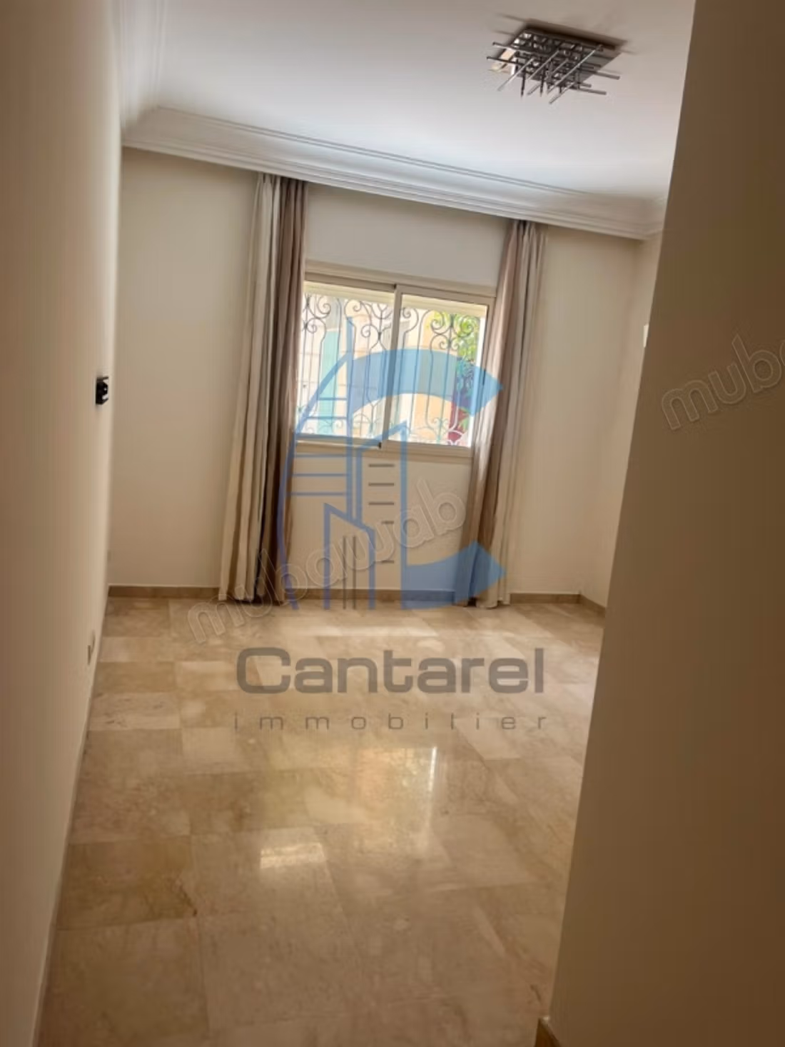 Empty apartment for rent in Maarif